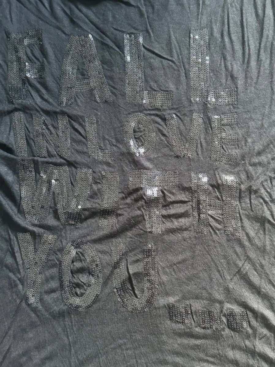 Camiseta negra holgada con la espalda anudada y letras en lentejuelas "Fall in love with you" – photo 2